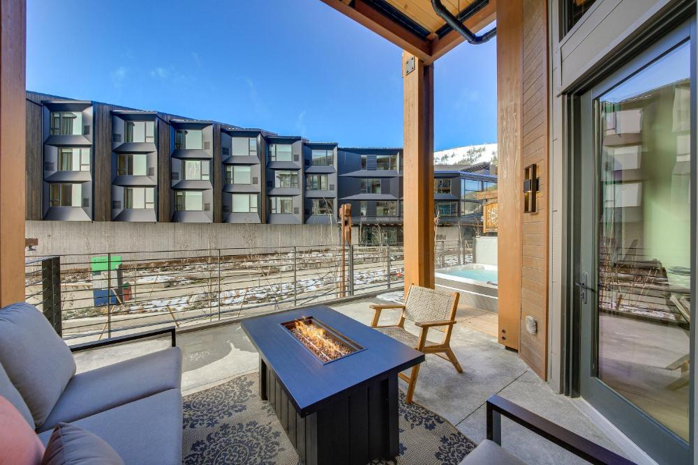 Luxe Schweitzer Condo with Hot Tub Ski-InandSki-Out!